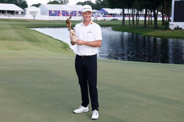 MEMPHIS, TN - AUGUST 10: Justin Rose of England holds the championship trophy following his win in the final round of the FedEx St. Jude Championship, August 10, 2025, at TPC Southwind in Memphis, Tennessee. (Photo by Matthew Maxey Icon Sportswire) GOLF: AUG 10 PGA, Golf Herren FedEx Cup Playoffs - FedEx St. Jude Championship EDITORIAL USE ONLY Icon250810044