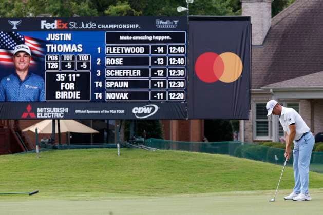 MEMPHIS, TN - AUGUST 10: Justin Thomas of the United States hits a putt on No. 17 during the final round of the FedEx St. Jude Championship, August 10, 2025, at TPC Southwind in Memphis, Tennessee. (Photo by Matthew Maxey Icon Sportswire) GOLF: AUG 10 PGA, Golf Herren FedEx Cup Playoffs - FedEx St. Jude Championship EDITORIAL USE ONLY Icon250810016