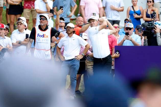 MEMPHIS, TN - AUGUST 10: Justin Rose of England hits his tee shot as Tommy Fleetwood of England looks on from the No. 1 tee box during the final round of the FedEx St. Jude Championship, August 10, 2025, at TPC Southwind in Memphis, Tennessee. (Photo by Matthew Maxey Icon Sportswire) GOLF: AUG 10 PGA, Golf Herren FedEx Cup Playoffs - FedEx St. Jude Championship EDITORIAL USE ONLY Icon250810023