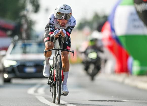 82nd Tour De Pologne 2025 - Stage 7 WIELICZKA, POLAND AUGUST 10: RafaL Majka of Colombia, riding for UAE Team Emirates - XRG, races through the final kilometer of Stage 7, a 12.5 km individual time trial from Wieliczka to Wieliczka, during the 82nd Tour de Pologne, in Wieliczka, Lesser Poland Voivodeship, Poland, on August 10, 2025. Wieliczka Poland Copyright: xArturxWidakx originalFilename:widak-82ndtour250810_np9Rs.jpg