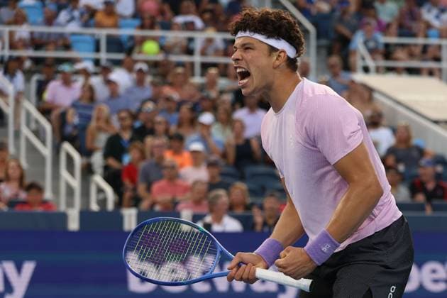 August 10, 2025, Mason, Ohio, United States: BEN SHELTON of USA during the match against C. Ugo Carabello of Argentina in the second round of the Cincinnati Open at the Lindner Family Tennis Center. Mason, Ohio. Shelton won 6:3, 3:1 Mason United States - ZUMAc278 20250810_zsp_c278_044 Copyright: xMarcinxCholewinskix
