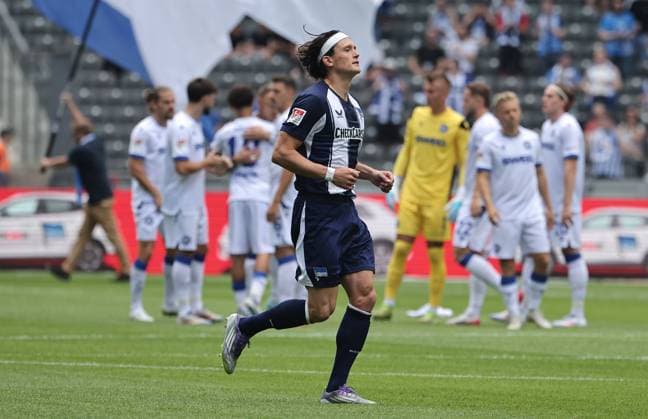 Fabian Reese, behind KSC Team Sport Football Soccer DFL 2 Bundesliga Men 2 Matchday Season 2025 2026 10 08 2025 Hertha BSC Berlin vs Karlsruher SC KSC DFL regulations prohibit any use of photographs as image sequences and or quasi video