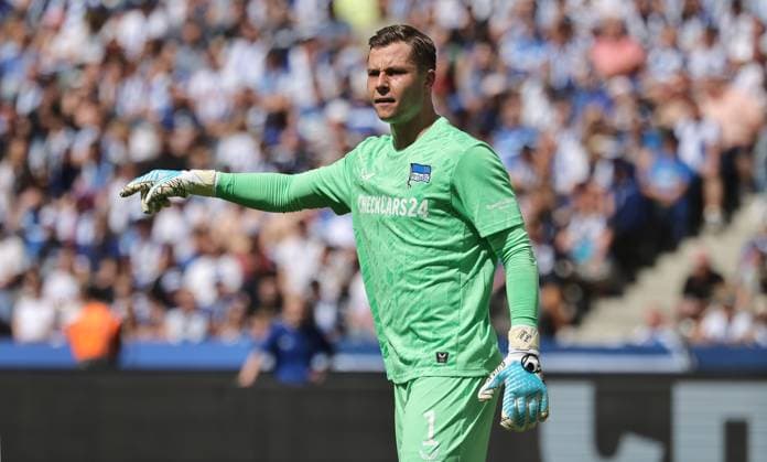 Goalkeeper Tjark Ernst pointing, gesturing action upper body Sport Soccer Football DFL 2 Bundesliga Men 2 Matchday Season 2025 2026 10 08 2025 Hertha BSC Berlin vs Karlsruher SC KSC DFL regulations prohibit any use of photographs as image sequences and or quasi video