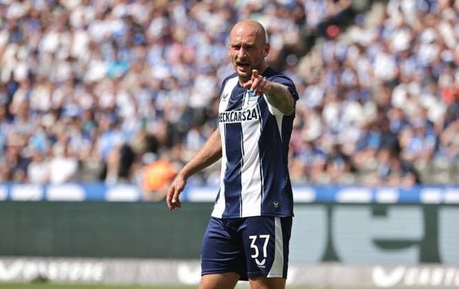 Toni Leistner pointing, gesticulating action upper body Sport Soccer Football DFL 2 Bundesliga Men 2 Matchday Season 2025 2026 10 08 2025 Hertha BSC Berlin vs Karlsruher SC KSC DFL regulations prohibit any use of photographs as image sequences and or quasi video