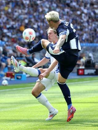 David Herold, Dawid Kownacki duel match scene Action Sport Football Soccer DFL 2 Bundesliga Men 2 Matchday Season 2025 2026 10 08 2025 Hertha BSC Berlin vs Karlsruher SC KSC DFL regulations prohibit any use of photographs as image sequences and or quasi video