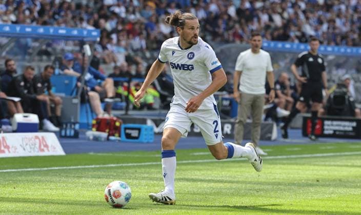 Sebastian Jung on the ball Single image Crop action Sport Soccer Football DFL 2 Bundesliga Men 2 Matchday Season 2025 2026 10 08 2025 Hertha BSC Berlin vs Karlsruher SC KSC DFL regulations prohibit any use of photographs as image sequences and or quasi video