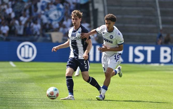 Leon Jensen on the ball, lk19 duel match scene Action Sport Football Soccer DFL 2 Bundesliga Men 2 Matchday Season 2025 2026 10 08 2025 Hertha BSC Berlin vs Karlsruher SC KSC DFL regulations prohibit any use of photographs as image sequences and or quasi video
