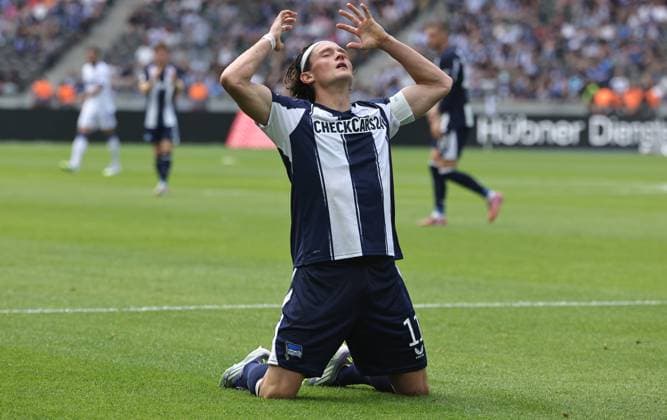 Fabian Reese disappointed after missed goal chance Disappointment Sport Football Soccer DFL 2 Bundesliga Men 2 Matchday Season 2025 2026 10 08 2025 Hertha BSC Berlin vs Karlsruher SC KSC DFL regulations prohibit any use of photographs as image sequences and or quasi video