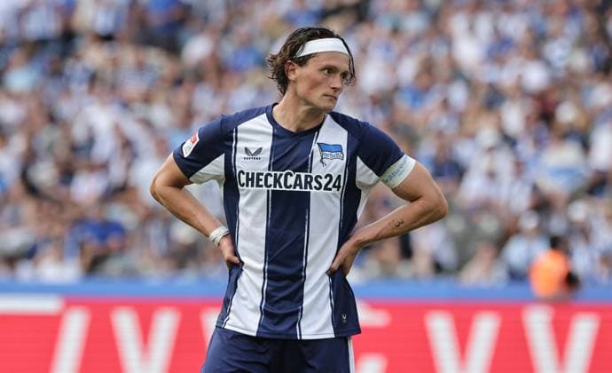 Fabian Reese disappointed Disappointment Action Upper body Sport Football Soccer DFL 2 Bundesliga Men 2 Matchday Season 2025 2026 10 08 2025 Hertha BSC Berlin vs Karlsruher SC KSC DFL regulations prohibit any use of photographs as image sequences and or quasi video