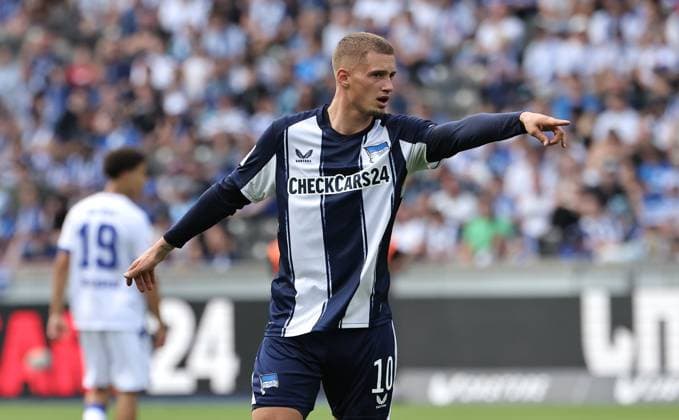 Michael Cuisance pointing, gesticulating Single image Crop action Sport Football Soccer DFL 2 Bundesliga Men 2 Matchday Season 2025 2026 10 08 2025 Hertha BSC Berlin vs Karlsruher SC KSC DFL regulations prohibit any use of photographs as image sequences and or quasi video