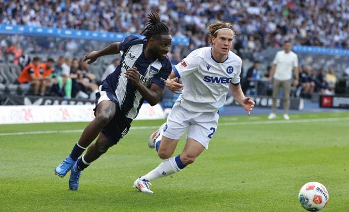 Deyovaisio Zeefuik, David Herold duel match scene Action Sport Soccer Football DFL 2 Bundesliga Men 2 Matchday Season 2025 2026 10 08 2025 Hertha BSC Berlin vs Karlsruher SC KSC DFL regulations prohibit any use of photographs as image sequences and or quasi video