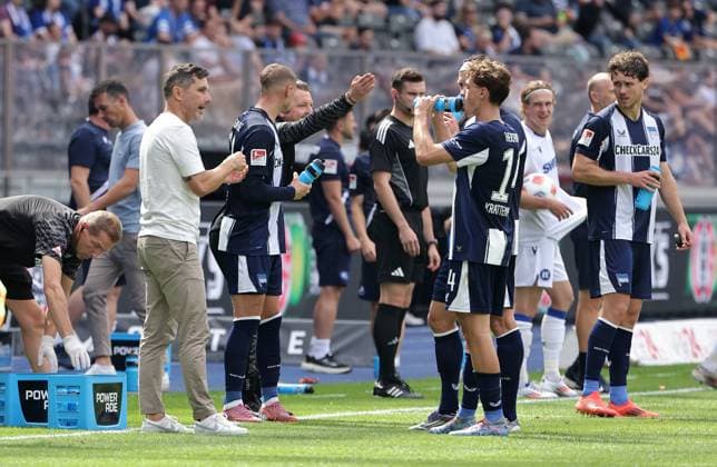 Coach Stefan Leitl talks to Maurice Krattenmacher Sport Football Soccer DFL 2 Bundesliga Men 2 Matchday Season 2025 2026 10 08 2025 Hertha BSC Berlin vs Karlsruher SC KSC DFL regulations prohibit any use of photographs as image sequences and or quasi video