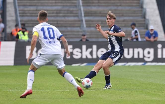 Marvin Wanitzek, Kennet Eichhorn on the ball duel Match scene Action Sport Soccer Football DFL 2 Bundesliga Men 2 Matchday Season 2025 2026 10 08 2025 Hertha BSC Berlin vs Karlsruher SC KSC DFL regulations prohibit any use of photographs as image sequences and or quasi video