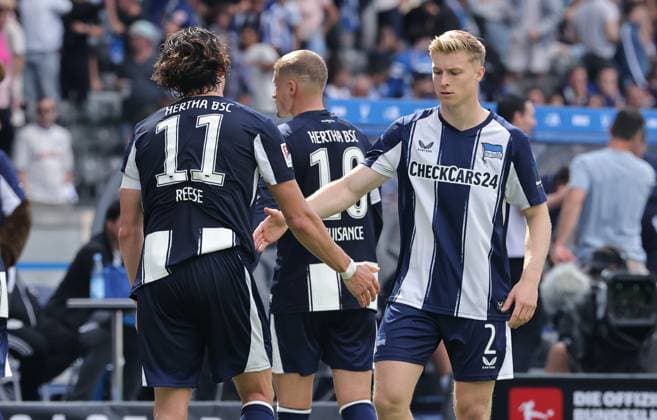 Fabian Reese high-fives Julian Eitschberger at the end of the match Sport Football Soccer DFL 2 Bundesliga Men 2 Matchday Season 2025 2026 10 08 2025 Hertha BSC Berlin vs Karlsruher SC KSC DFL regulations prohibit any use of photographs as image sequences and or quasi video