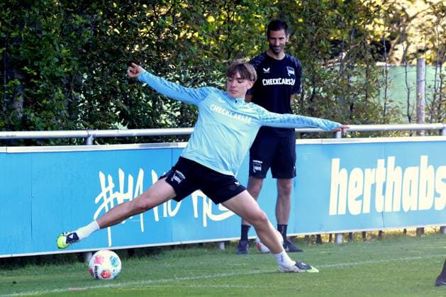 DEU, DFL, 2 FBL Hertha BSC, Training, 11 08 2025, Sportforum, Berlin, DEU, DFL, 2 FBL Hertha BSC, Training, im Bild Kennet Eichhorn Hertha BSC Berlin 23 , Co Trainer Andre Mijatovic Hertha BSC Berlin DFL regulations prohibit any use of Photographs as image sequences and or quasi video nordphotoxGmbHx xEngler nph00076