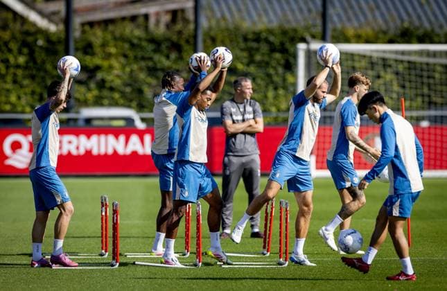 ROTTERDAM - Quinten Timber and Bart Nieuwkoop during training prior to the Champions League third qualifying round match between Fenerbahce and Feyenoord, on August 9, 2025, in Rotterdam, Netherlands. ANP KOEN VAN WEEL xVIxANPxSportx xxANPxIVx 533217039 originalFilename: 533217039.jpg