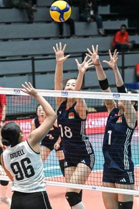 (250811) -- SURABAYA, Aug. 11, 2025 -- Zhao Zhexi (1st R) and Shan Linqian (2nd R) of China block during the preliminary phase Group B match between China and Mexico at the Volleyball Women s U21, U 21 World Championship, WM, Weltmeisterschaft in Surabaya, East Java province, Indonesia, on Aug. 11, 2025. ) (SP)INDONESIA-SURABAYA-VOLLEYBALL-WOMEN S-U21-WORLD CHAMPIONSHIP-PRELIMINARY PHASE-CHINA VS MEXICO AgungxKuncahyaxB. 