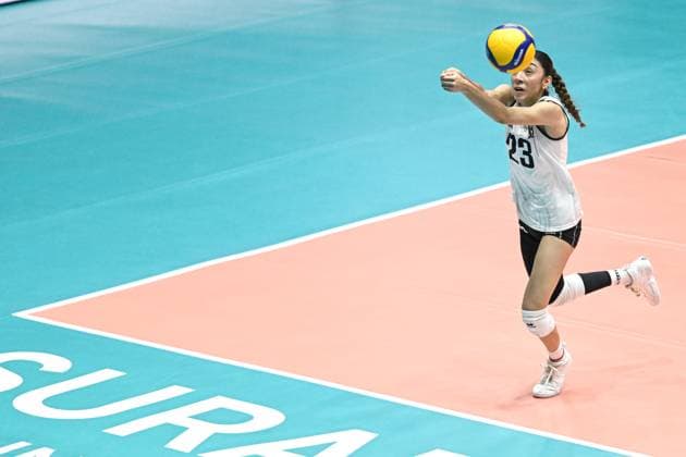 (250811) -- SURABAYA, Aug. 11, 2025 -- Dariana Berlina Rodriguez Venegas of Mexico saves the ball during the preliminary phase Group B match between China and Mexico at the Volleyball Women s U21, U 21 World Championship, WM, Weltmeisterschaft in Surabaya, East Java province, Indonesia, on Aug. 11, 2025. ) (SP)INDONESIA-SURABAYA-VOLLEYBALL-WOMEN S-U21-WORLD CHAMPIONSHIP-PRELIMINARY PHASE-CHINA VS MEXICO AgungxKuncahyaxB. 
