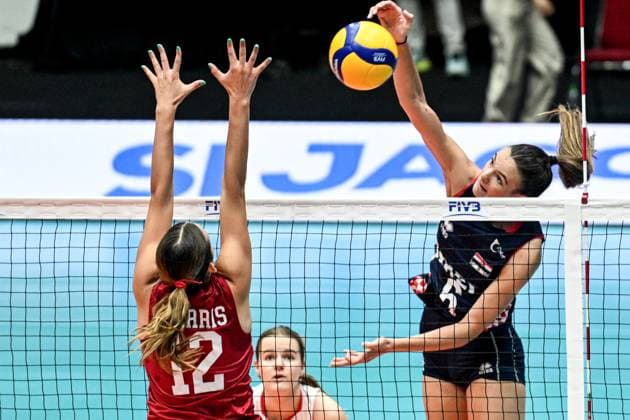 (250811) -- SURABAYA, Aug. 11, 2025 -- Asja Zolota (R) of Croatia spikes the ball against Genevieve Harris of the United States during the women s preliminary phase Pool B match between the United States and Croatia at the Volleyball Women s U21, U 21 World Championship, WM, Weltmeisterschaft in Surabaya, East Java province, Indonesia, on Aug. 11, 2025. ) (SP)INDONESIA-SURABAYA-VOLLEYBALL-WOMEN S-U21-WORLD CHAMPIONSHIP-PRELIMINARY PHASE-THE UNITED STATES VS CROATIA AgungxKuncahyaxB. 