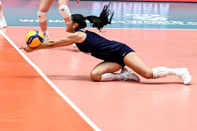 (250811) -- SURABAYA, Aug. 11, 2025 -- Gabriella Rodriguez of the United States saves the ball during the women s preliminary phase Pool B match between the United States and Croatia at the Volleyball Women s U21, U 21 World Championship, WM, Weltmeisterschaft in Surabaya, East Java province, Indonesia, on Aug. 11, 2025. ) (SP)INDONESIA-SURABAYA-VOLLEYBALL-WOMEN S-U21-WORLD CHAMPIONSHIP-PRELIMINARY PHASE-THE UNITED STATES VS CROATIA AgungxKuncahyaxB. 
