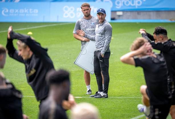 MALMÖ 2025 08 11 Theodor Olsson, assistant coach, and head coach Henrik Rydström as Malmö FF trains at Eleda Stadion Malmo New Stadium in Malmö ahead of Tuesdays Champions League qualifier against FC Copenhagen MALMÖ SWEDEN x50090x  Copyright: xJohanxNilssonx xTTx MALMÖ FF TRÄNING INFÖR CL KVAL MOT FCK