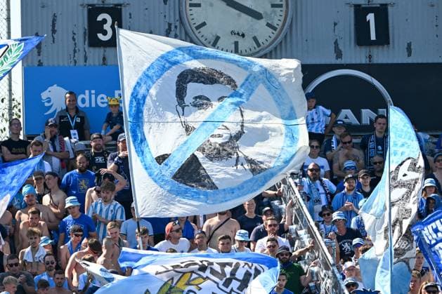 3. Liga - 25 26 - TSV 1860 München - VfL Osnabrück am 09.08.2025 an der Bremer Brücke in Osnabrück Anzeigetafel im Grünwalder Stadion zeigt das Ergebnis von 3:1 an. Eine Fahne mit dem Gesicht von Hasan Ismaik ist zusehen. *** 3 Liga 25 26 TSV 1860 München VfL Osnabrück on 09 08 2025 at Bremer Brücke in Osnabrück Scoreboard at Grünwalder Stadion shows the score of 3 1 A flag with the face of Hasan Ismaik is visible MT