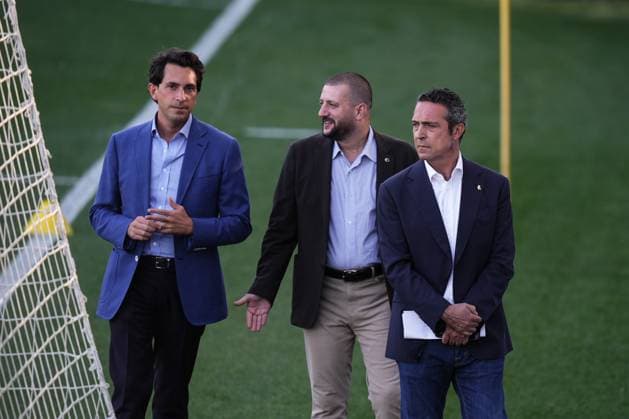 Ahead of Fenerbahce v Feyenoord - UEFA Champions League ISTANBUL, TURKIYE - AUGUST 11: Fenerbahce president Ali Koc (R), general secretary Burak Kizilhan (L), and manager Ahmet Ketenci (C) follow training session ahead of UEFA Champions League third qualifying round second leg football match against Feyenoord in Istanbul, Turkiye on August 11, 2025. Hakan Akgun Anadolu Istanbul Turkey. Editorial use only. Please get in touch for any other usage.  Copyright: x2025xAnadoluxHakanxAkgunx