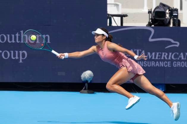 August 11, 2025, Mason, Ohio, USA: Mason, Ohio; Cincinnati Open Tennis Tournament - 2025 08 11 - Emma Raducanu plays a ball against opponent Aryna Sabalenka. - ZUMAPress Mason USA - ZUMAn24_ 20250811_zaf_n24_200 Copyright: xWallyxNellx