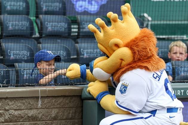 August 11, 2025: Kansas City Royals mascot Sluggerrr talks with a young fan before a game against the Washington Nationals at Kauffman Stadium in Kansas City, MO. CSM Kansas City United States of America - ZUMAc04_ 20250811_zma_c04_006 Copyright: xDavidxSmithx