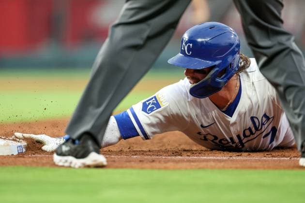 August 11, 2025: Kansas City Royals shortstop Bobby Witt Jr. (7) slides back into first base safe during the third inning against the Washington Nationals at Kauffman Stadium in Kansas City, MO. CSM Kansas City United States of America - ZUMAc04_ 20250811_zma_c04_013 Copyright: xDavidxSmithx
