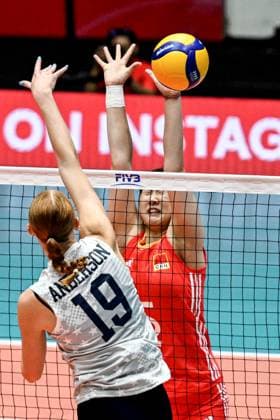 (250812) -- SURABAYA, Aug. 12, 2025 -- Hanley Anderson (L) of the United States spikes the ball against Li Chenxuan Li of China during the women s preliminary phase Pool B match at the Volleyball Women s U21, U 21 World Championship, WM, Weltmeisterschaft in Surabaya, East Java province, Indonesia, on Aug. 12, 2025. ) (SP)INDONESIA-SURABAYA-VOLLEYBALL-WOMEN S-U21-WORLD CHAMPIONSHIP-PRELIMINARY PHASE-CHINA VS THE UNITED STATES AgungxKuncahyaxB. 