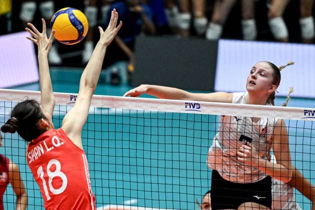 (250812) -- SURABAYA, Aug. 12, 2025 -- Shan Linqian (L) of China blocks the ball from Brooke Harwood of the United States during the women s preliminary phase Pool B match at the Volleyball Women s U21, U 21 World Championship, WM, Weltmeisterschaft in Surabaya, East Java province, Indonesia, on Aug. 12, 2025. ) (SP)INDONESIA-SURABAYA-VOLLEYBALL-WOMEN S-U21-WORLD CHAMPIONSHIP-PRELIMINARY PHASE-CHINA VS THE UNITED STATES AgungxKuncahyaxB. 