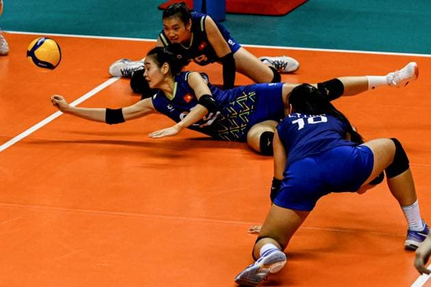 (250812) -- SURABAYA, Aug. 12, 2025 -- Thi Khanh Huyen Lai (C) of Vietnam saves the ball during the women s preliminary phase Pool A match between Vietnam and Puerto Rico at the Volleyball Women s U21, U 21 World Championship, WM, Weltmeisterschaft in Surabaya, East Java province, Indonesia, on Aug. 12, 2025. ) (SP)INDONESIA-SURABAYA-VOLLEYBALL-WOMEN S-U21-WORLD CHAMPIONSHIP-PRELIMINARY PHASE-VIETNAM VS PUERTO RICO AgungxKuncahyaxB. 