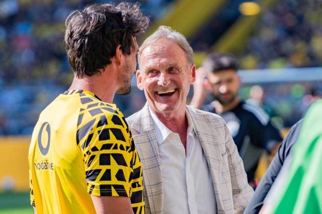 Test match season opener, Borussia Dortmund vs Juventus Turin, 10 08 2025 Mats Hummels Borussia Dortmund, 15 and Hans Joachim Watzke Copyright: xBahhoxKarax