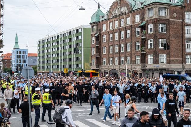 250812 Fans of Malmö FF march toward the arena ahead of the UEFA Champions League qualifier football match between FC Copenhagen and Malmö FF on August 12, 2025 in Copenhagen Photo Christoffer Borg Mattisson BILDBYRAN COP 261 PA1061 fotboll football soccer fotball uefa champions league champions league fc copenhagen malmö ff bbeng kval fc köpenhamn publik  Copyright: CHRISTOFFERxBORGxMATTISSON BB250812CB004