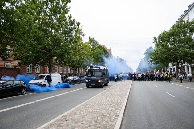 250812 Fans of Malmö FF march toward the arena ahead of the UEFA Champions League qualifier football match between FC Copenhagen and Malmö FF on August 12, 2025 in Copenhagen Photo Christoffer Borg Mattisson BILDBYRAN COP 261 PA1061 fotboll football soccer fotball uefa champions league champions league fc copenhagen malmö ff bbeng kval fc köpenhamn publik  Copyright: CHRISTOFFERxBORGxMATTISSON BB250812CB011