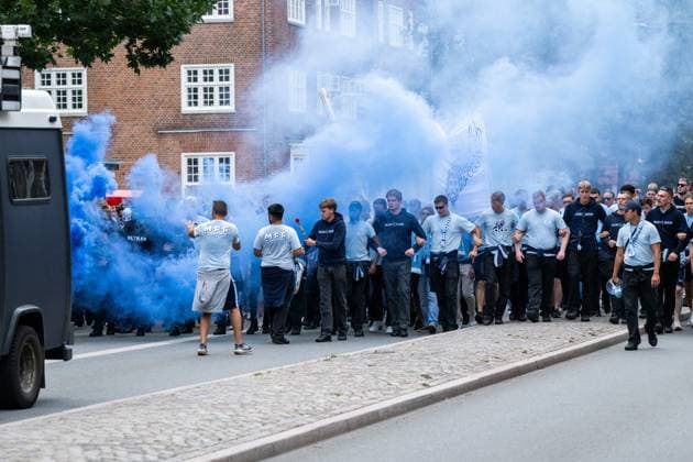 250812 Fans of Malmö FF with blue smoke as they march toward the arena ahead of the UEFA Champions League qualifier football match between FC Copenhagen and Malmö FF on August 12, 2025 in Copenhagen Photo Christoffer Borg Mattisson BILDBYRAN COP 261 PA1061 fotboll football soccer fotball uefa champions league champions league fc copenhagen malmö ff bbeng kval fc köpenhamn publik  Copyright: CHRISTOFFERxBORGxMATTISSON BB250812CB012
