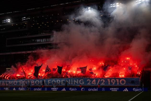 250812 Fans of Malmö FF with pyro ahead of the UEFA Champions League qualifier football match between FC Copenhagen and Malmö FF on August 12, 2025 in Copenhagen Photo Christoffer Borg Mattisson BILDBYRAN COP 261 PA1061 fotboll football soccer fotball uefa champions league champions league fc copenhagen malmö ff bbeng kval fc köpenhamn publik  Copyright: CHRISTOFFERxBORGxMATTISSON BB250812CB026