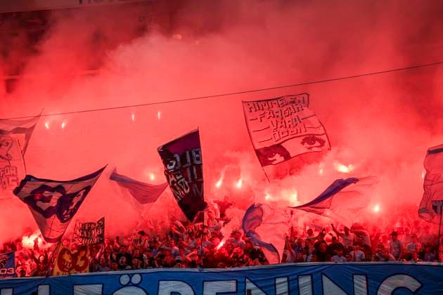 KÖPENHAMN, DENMARK 20250812 Malmös team, fans, supporters with pyrotechnics in the stands before Tuesdays football match, the second match of the third qualifying round of the Champions League, between FC Copenhagen and Malmö FF at Parken in Copenhagen KÖPENHAMN DENMARK x10600x  Copyright: xAndreasxHillergren TTx CHAMPIONS LEAGUE KÖPENHAMN-MALMÖ