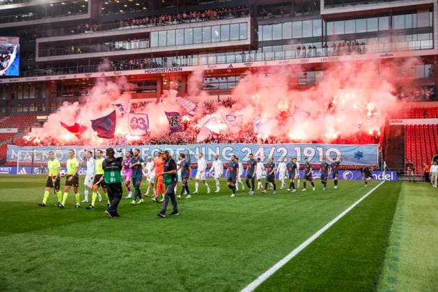 KÖPENHAMN, DENMARK 20250812 Malmös team, fans, supporters with tifo and pyrotechnics in the stands as the players enter the pitch for Tuesdays football match, the second match of the third qualifying round of the Champions League, between FC Copenhagen and Malmö FF at Parken in Copenhagen KÖPENHAMN DENMARK x10600x  Copyright: xAndreasxHillergren TTx CHAMPIONS LEAGUE KÖPENHAMN-MALMÖ