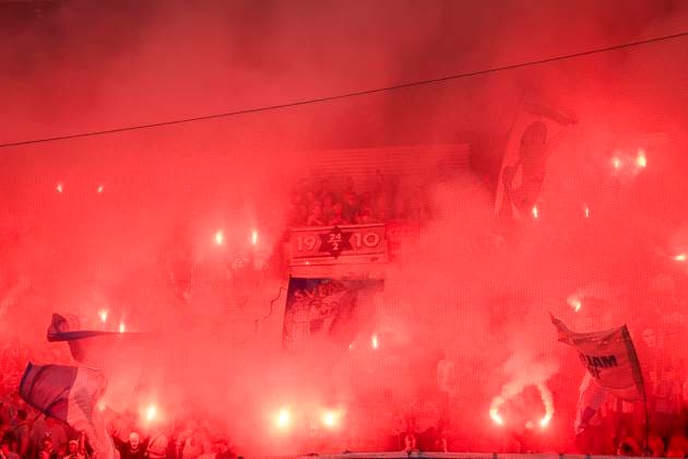 KÖPENHAMN, DENMARK 20250812 Malmös team, fans, supporters with pyrotechnics in the stands before Tuesdays football match, the second match of the third qualifying round of the Champions League, between FC Copenhagen and Malmö FF at Parken in Copenhagen KÖPENHAMN DENMARK x10600x  Copyright: xAndreasxHillergren TTx CHAMPIONS LEAGUE KÖPENHAMN-MALMÖ