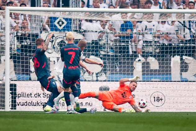 KÖPENHAMN, DENMARK 20250812 Malmös goalkeeper Robin Olsen saves during Tuesdays soccer match, the second match of the third qualifying round of the Champions League, between FC Copenhagen and Malmö FF at Parken in Copenhagen KÖPENHAMN DENMARK x10600x  Copyright: xAndreasxHillergren TTx CHAMPIONS LEAGUE KÖPENHAMN-MALMÖ