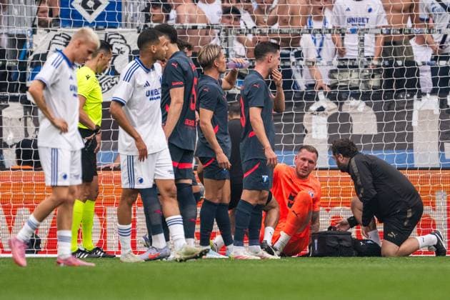 250812 goalkeeper Robin Olsen of Malmö FF receives medical attention during the UEFA Champions League qualifier football match between FC Copenhagen and Malmö FF on August 12, 2025 in Copenhagen Photo Petter Arvidson BILDBYRAN kod PA PA1061 fotboll football soccer fotball uefa champions league champions league fc copenhagen malmö ff bbeng kval fc köpenhamn  Copyright: PETTERxARVIDSON BB250812PA046