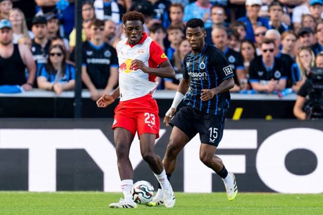 2025-08-12 Club Brugge v RB Salzburg - UEFA Champions League Third Qualifying Round Second Leg BRUGGE, BELGIUM - AUGUST 12: Kouakou Gadou of RB Salzburg battles for the ball with Raphael Onyedika of Club Brugge during the UEFA Champions League Third Qualifying Round Second Leg match between Club Brugge and RB Salzburg at Jan Breydel Stadium on August 12, 2025 in Brugge, Belgium. Brugge Jan Breydel Stadium Belgium Content not available for redistribution in The Netherlands directly or indirectly through any third parties. Copyright: xJorisxVerwijstx
