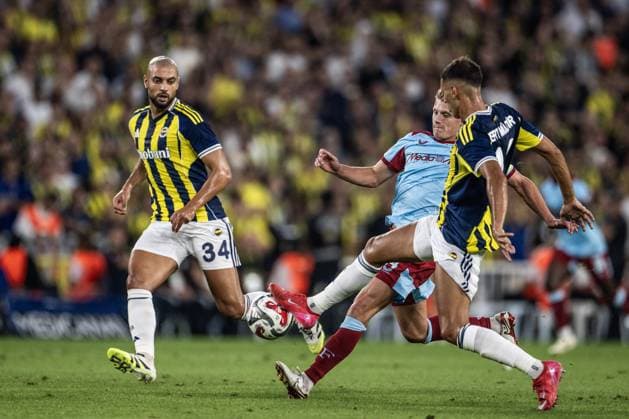 Fenerbahce v Feyenoord - UEFA Champions League ISTANBUL, TURKIYE - AUGUST 12: Sofyan Amrabat (34) and Mert Muldur (R) of Fenerbahce in action against Sem Steijn (L) of Feyenoord during the UEFA Champions League third qualifying round second-leg football match between Fenerbahce and Feyenoord at Chobani Stadium in Istanbul, Turkiye on August 12, 2025. Sebnem Coskun Anadolu Istanbul Turkey. Editorial use only. Please get in touch for any other usage.  Copyright: x2025xAnadoluxSebnemxCoskunx