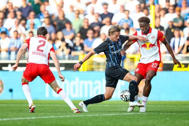 Club s Romeo Vermant and Salzburg s Joane Gadou fight for the ball during a soccer game between Belgian soccer team Club Brugge and Austrian team FC Salzburg, on Tuesday 12 August 2025 in Brugge, the second leg of the third qualifying round for the UEFA Champions League competition. BRUNOxFAHY  x131098892x