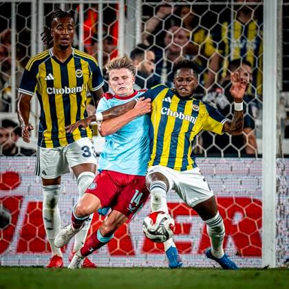 Feyenoord Rotterdam midfielder Sem Steijn, Fenerbahce SK midfielder Fred during the match Fenerbahce Feyenoord at the Åžükrü SaracoÄülu Spor Kompleksi for the Champions League Third qualifying round 2nd leg season 2025 2026 in ISTANBUL, Turkey on 10 august 2025, photo by Marcel van Dorst EYE4images