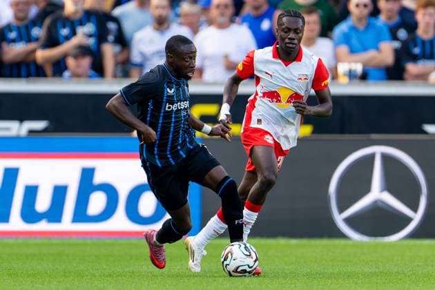 2025-08-12 Club Brugge v RB Salzburg - UEFA Champions League Third Qualifying Round Second Leg BRUGGE, BELGIUM - AUGUST 12: Carlos Forbs of Club Brugge battles for the ball with Edmund Baidoo of RB Salzburg during the UEFA Champions League Third Qualifying Round Second Leg match between Club Brugge and RB Salzburg at Jan Breydel Stadium on August 12, 2025 in Brugge, Belgium. Brugge Jan Breydel Stadium Belgium Content not available for redistribution in The Netherlands directly or indirectly through any third parties. Copyright: xJorisxVerwijstx
