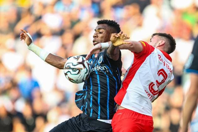 Club s Raphael Onyedika and Salzburg s Aleksa Terzic fight for the ball during a soccer game between Belgian soccer team Club Brugge and Austrian team FC Salzburg, on Tuesday 12 August 2025 in Brugge, the second leg of the third qualifying round for the UEFA Champions League competition. BRUNOxFAHY  x131099149x