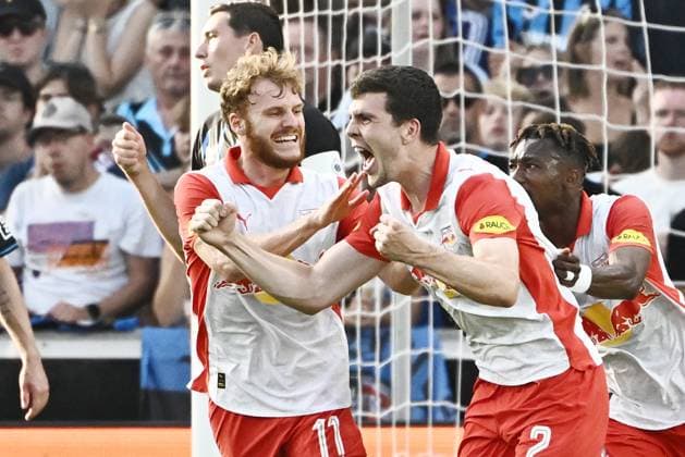 250812 Club Brugge vs RB Salzburg Jacob Rasmussen of RB Salzburg celebrates with Yorbe Vertessen of RB Salzburg after scoring the 0-1 goal during a football game between Club Brugge and RB Salzburg, the 2nd leg of the third qualifying round for the UEFA Champions League season 2025-2026 on August 12, 2025 in Bruges, Belgium. (Photo by Maarten Straetemans Isosport) Bruges Jan Breydelstadion Belgium  Copyright: xIsosportxMaartenxStraetemansx